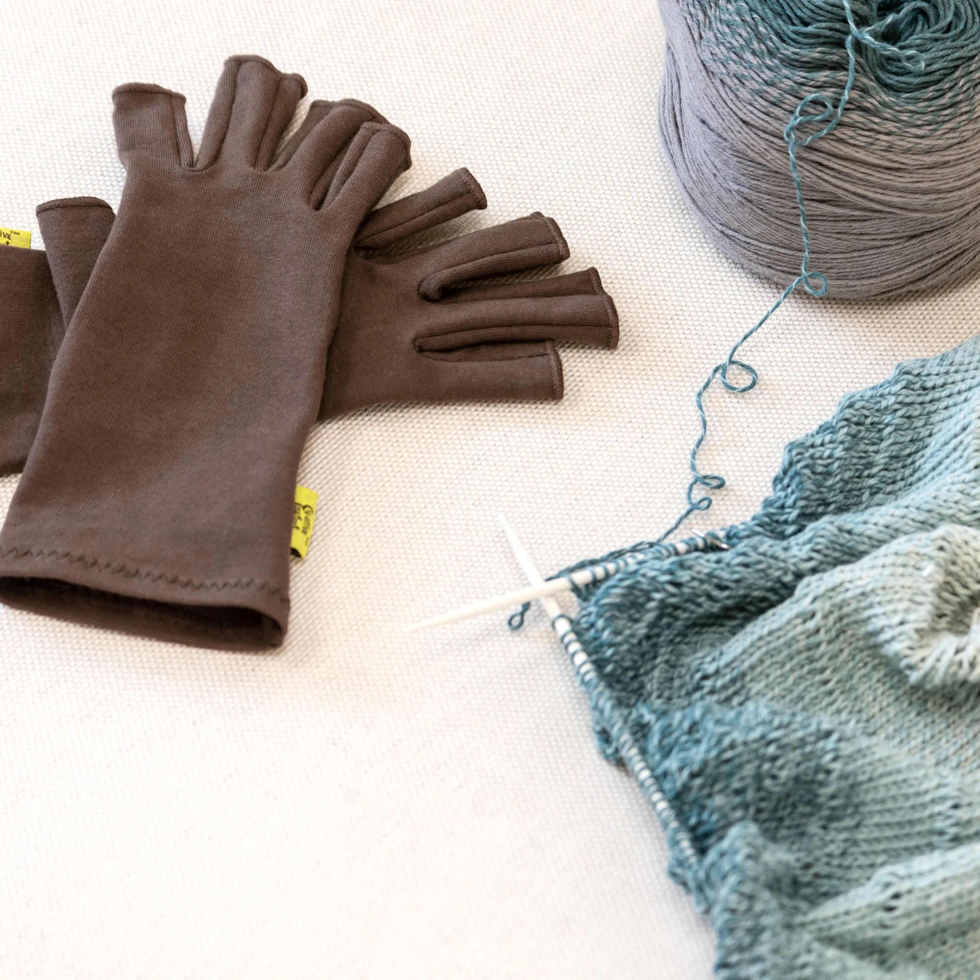 Crafters Comfort Glove, Medium - Image 3